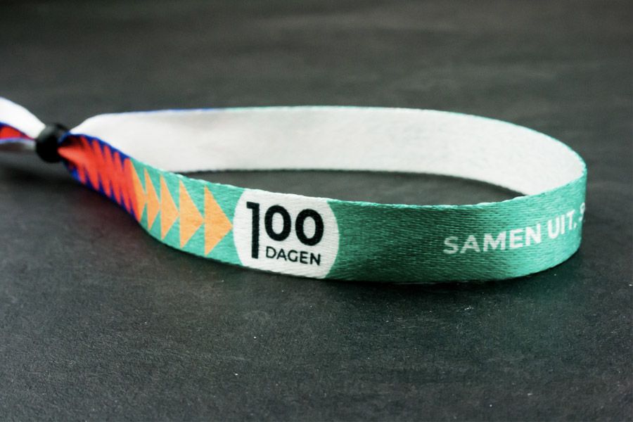 full color festivalbandjes met parelsluiting voor een 100-dagen viering